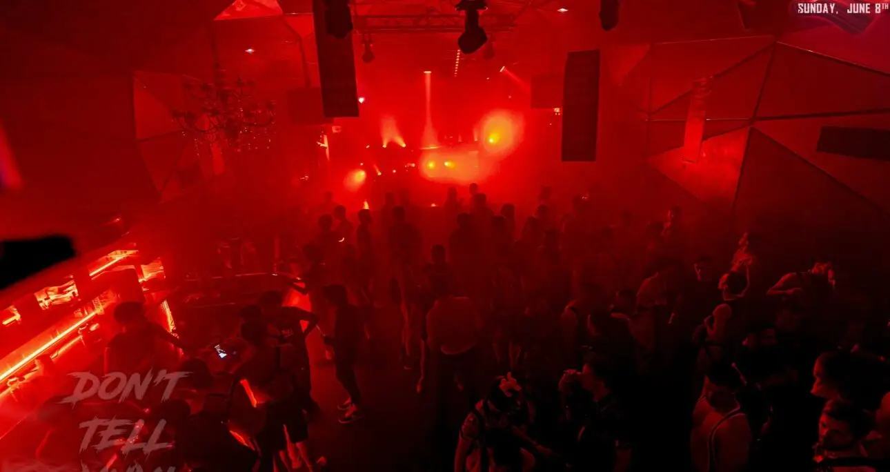 Lumière et Scénographie : Quand le Club Devient une Sculpture