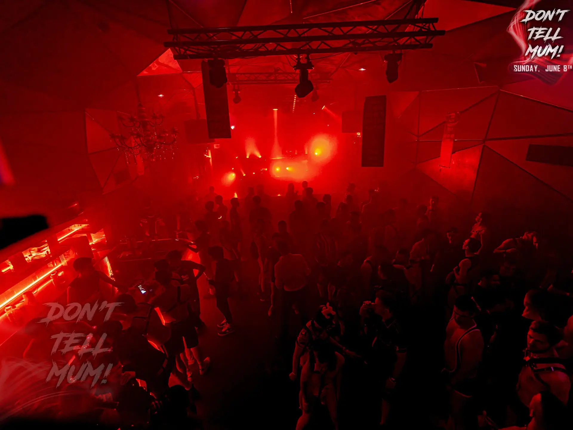 Foule en silhouettes sous lumière rouge, DJ et lasers dans une soirée fetish à Paris Don't Tell Mum