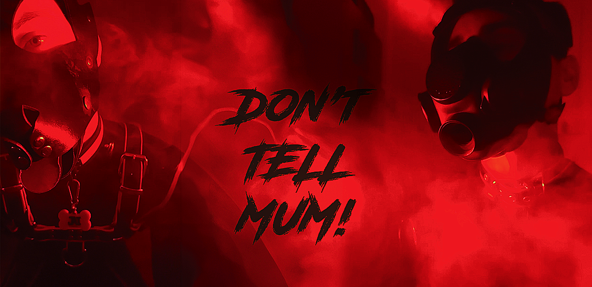 Deux silhouettes masquées en gear sous lumière rouge et fumée, logo Don't Tell Mum au centre, ambiance soirée fetish Paris.