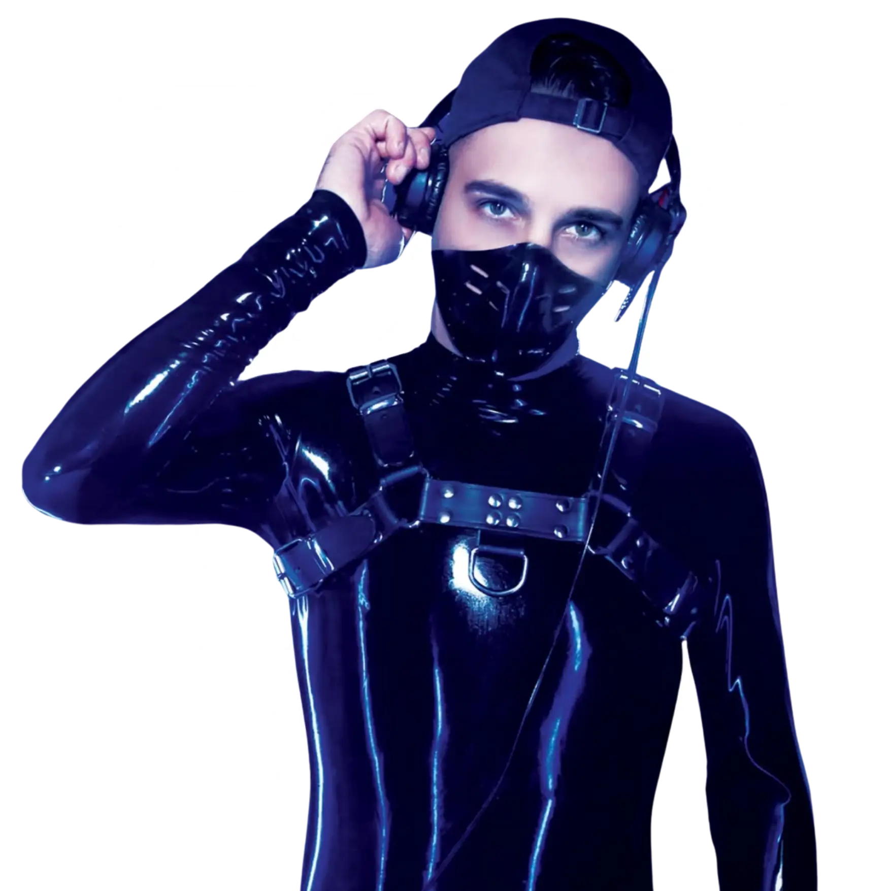 DJ en latex brillant avec harnais, masque et casque, ambiance bleue, visuel Don’t Tell Mum soirée fetish techno Paris